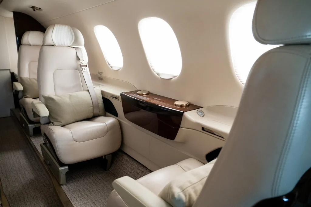 Embraer_Phenom_300_DAG-int-01