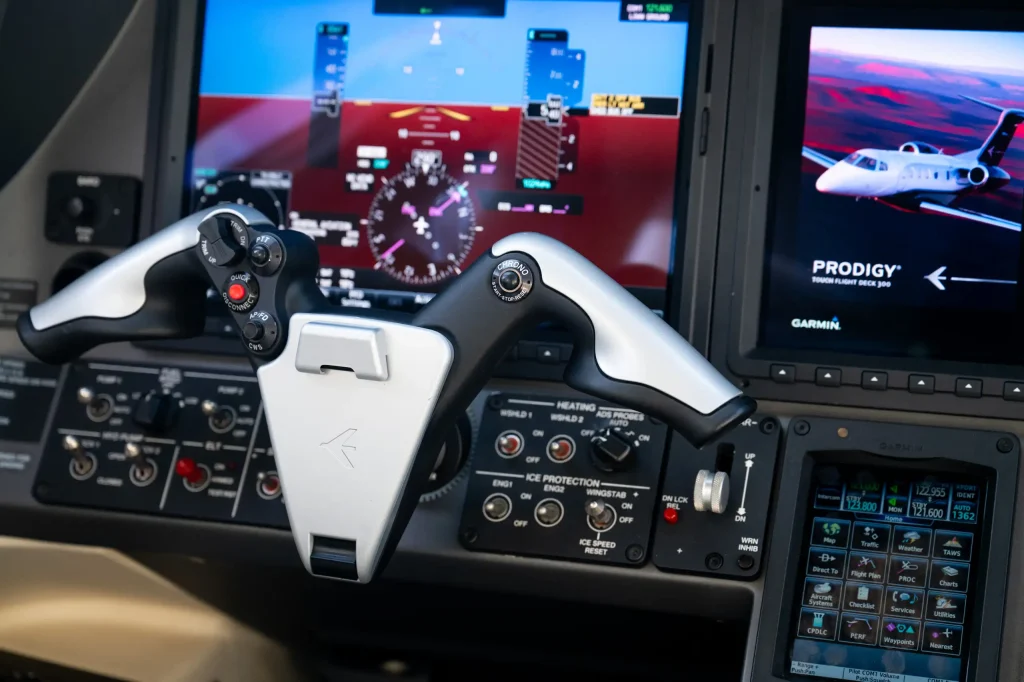 Embraer_Phenom_300_DAG-int-03