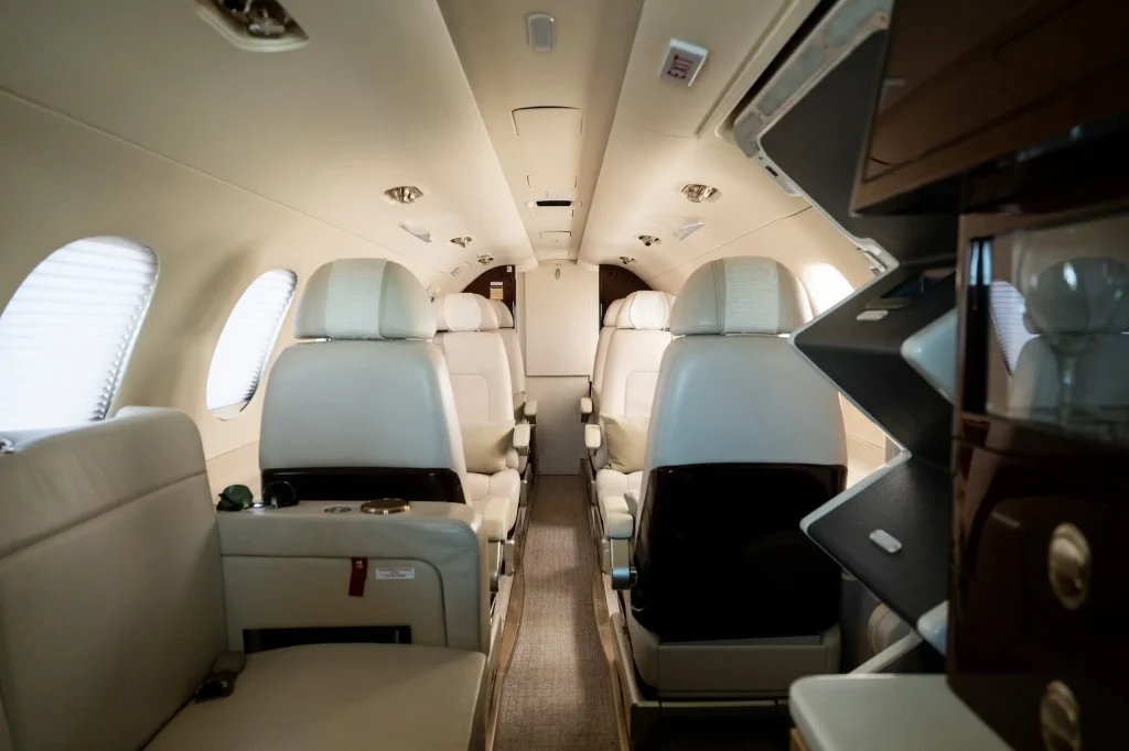 Embraer_Phenom_300_DAG-int-06