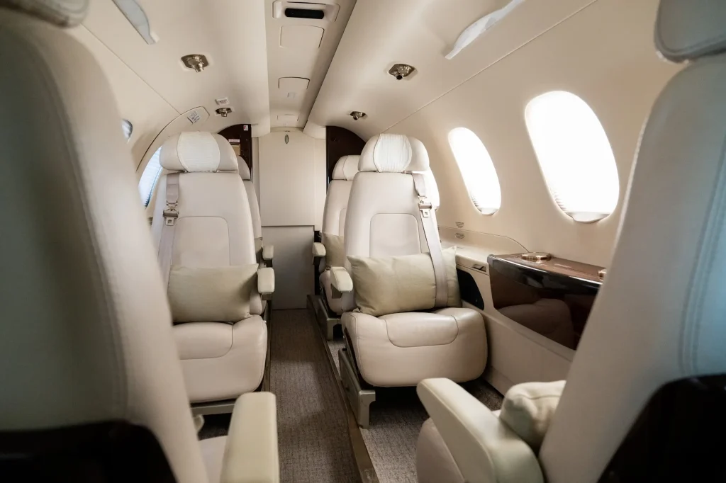 Embraer_Phenom_300_DAG-int-07