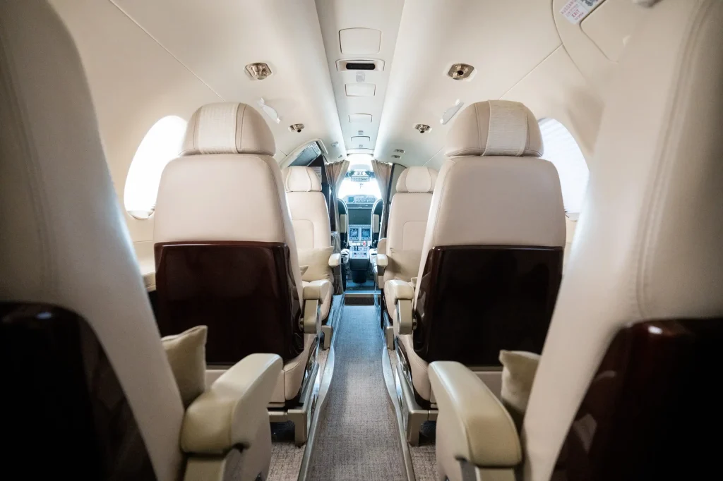 Embraer_Phenom_300_DAG-int-09
